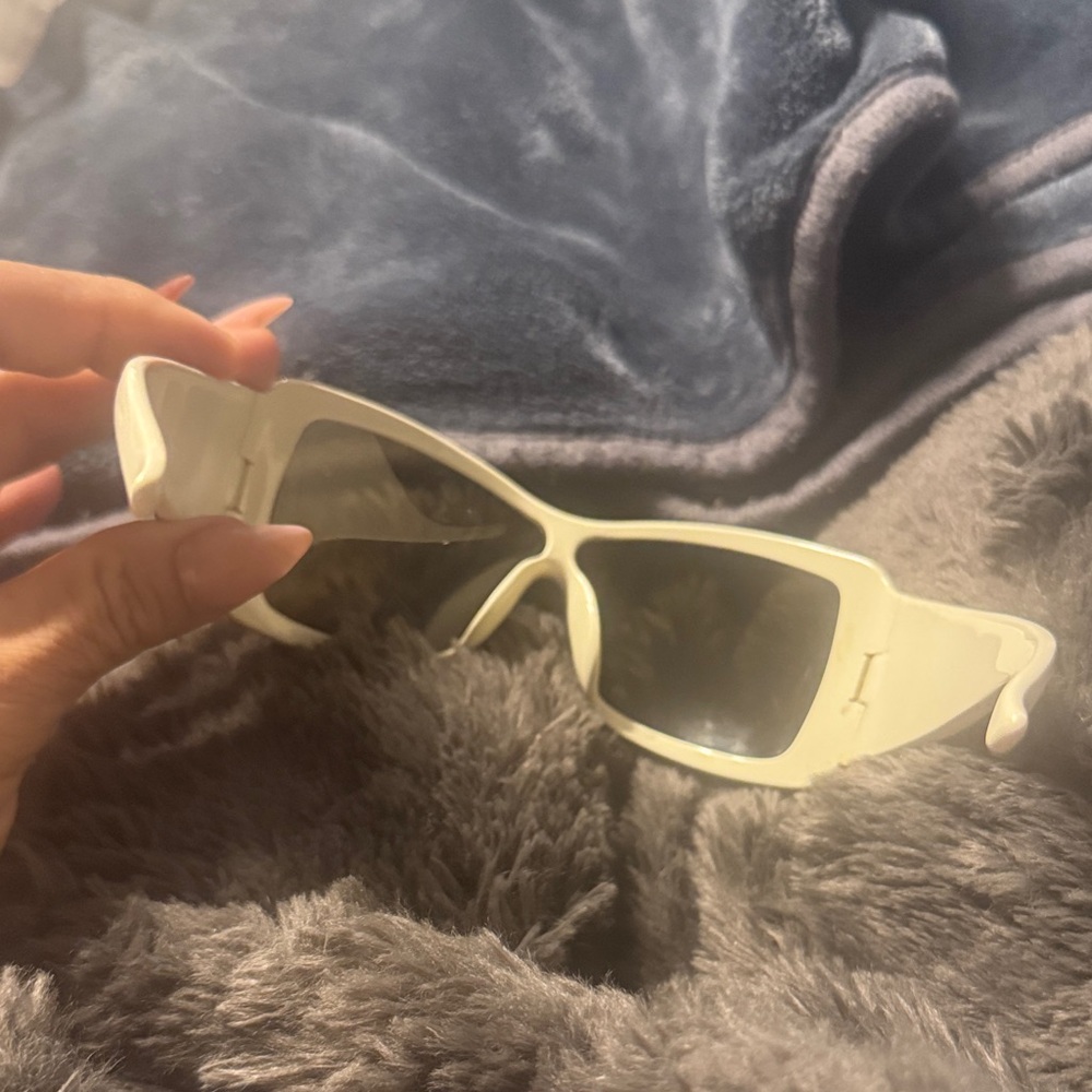 Dior Elegant White and Black Sunglasses - Picture 3 of 7